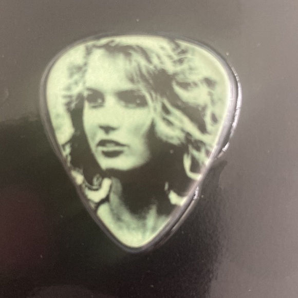 Taylor Swift Guita Picks - Picture 2 of 8